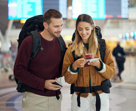 couple traveling on cell phone